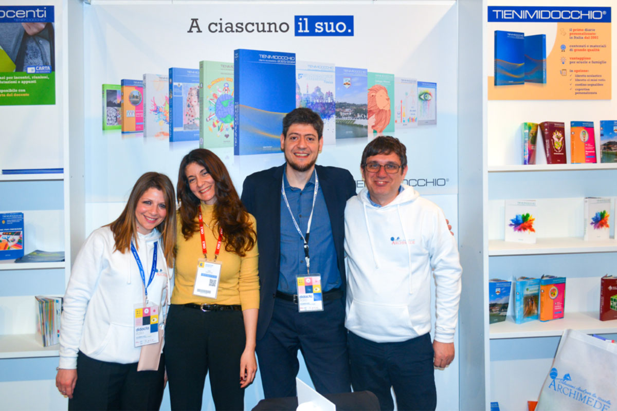 Lo staff di ARCHIMEDE in visita allo stand TIENIMIDOCCHIO